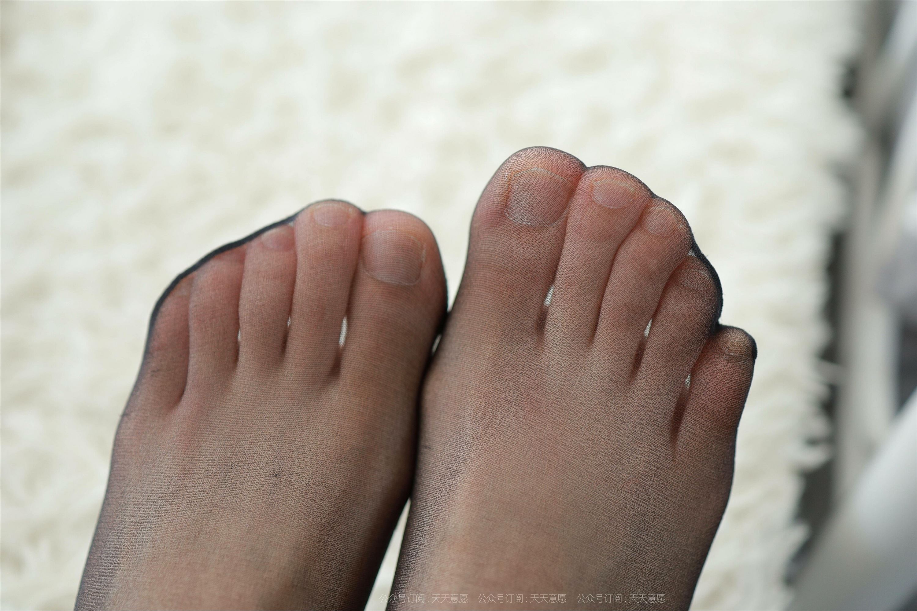 IESS异思趣向  2021.08.31 丝享家905：小婕《金色吊带裙》